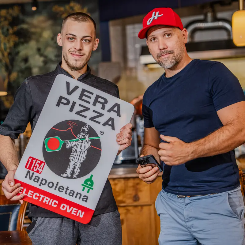 A Rudi és Fickó csapata az AVPN tagságot igazoló táblával