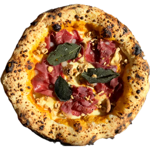 A hónap pizzája felülről: sütőtökpüré, bresaola, ropogós zsályalevelek és pirított törökmogyoró