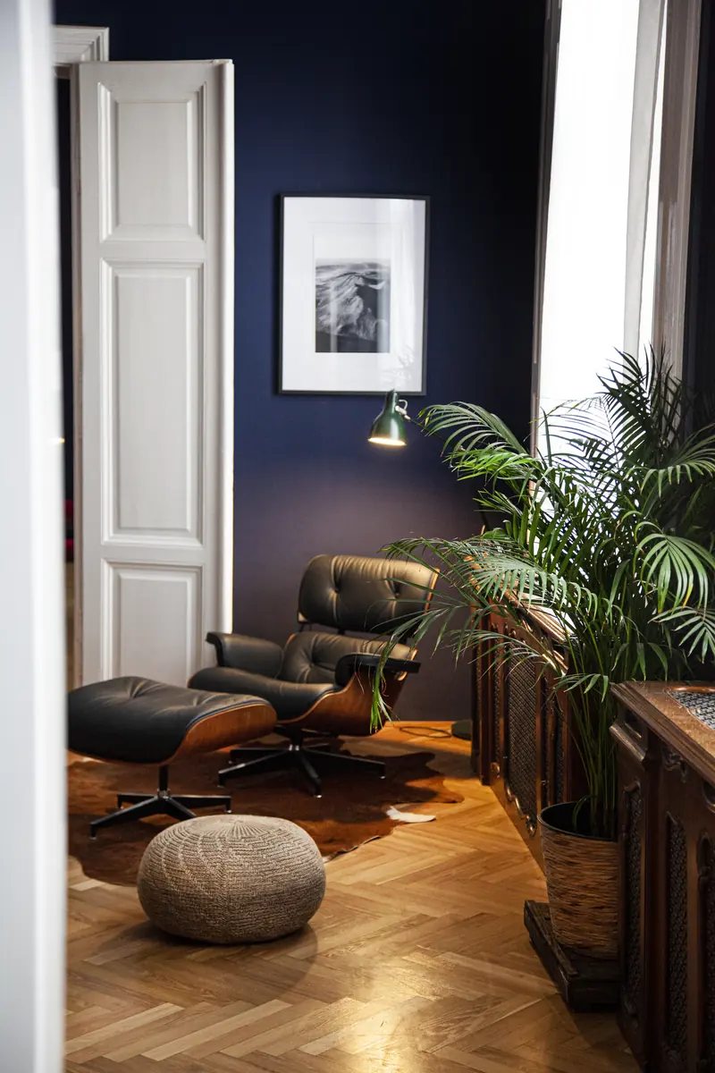 Eames fotel a nappaliban, pálmával