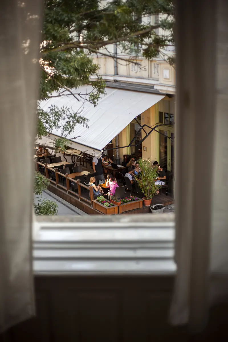 Kilátás a lakosztály ablakából a Rudi és Fickó teraszára