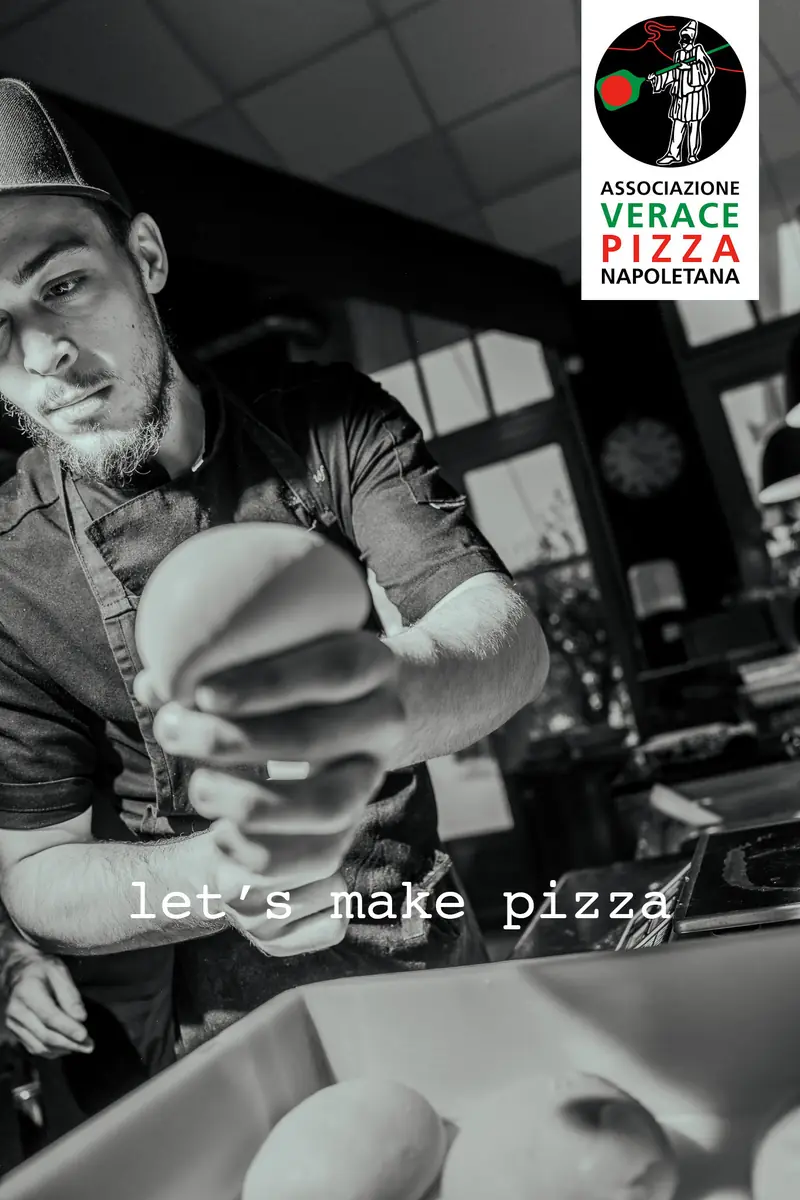 Csőke Kristóf pizzaiolo tésztát nyújt