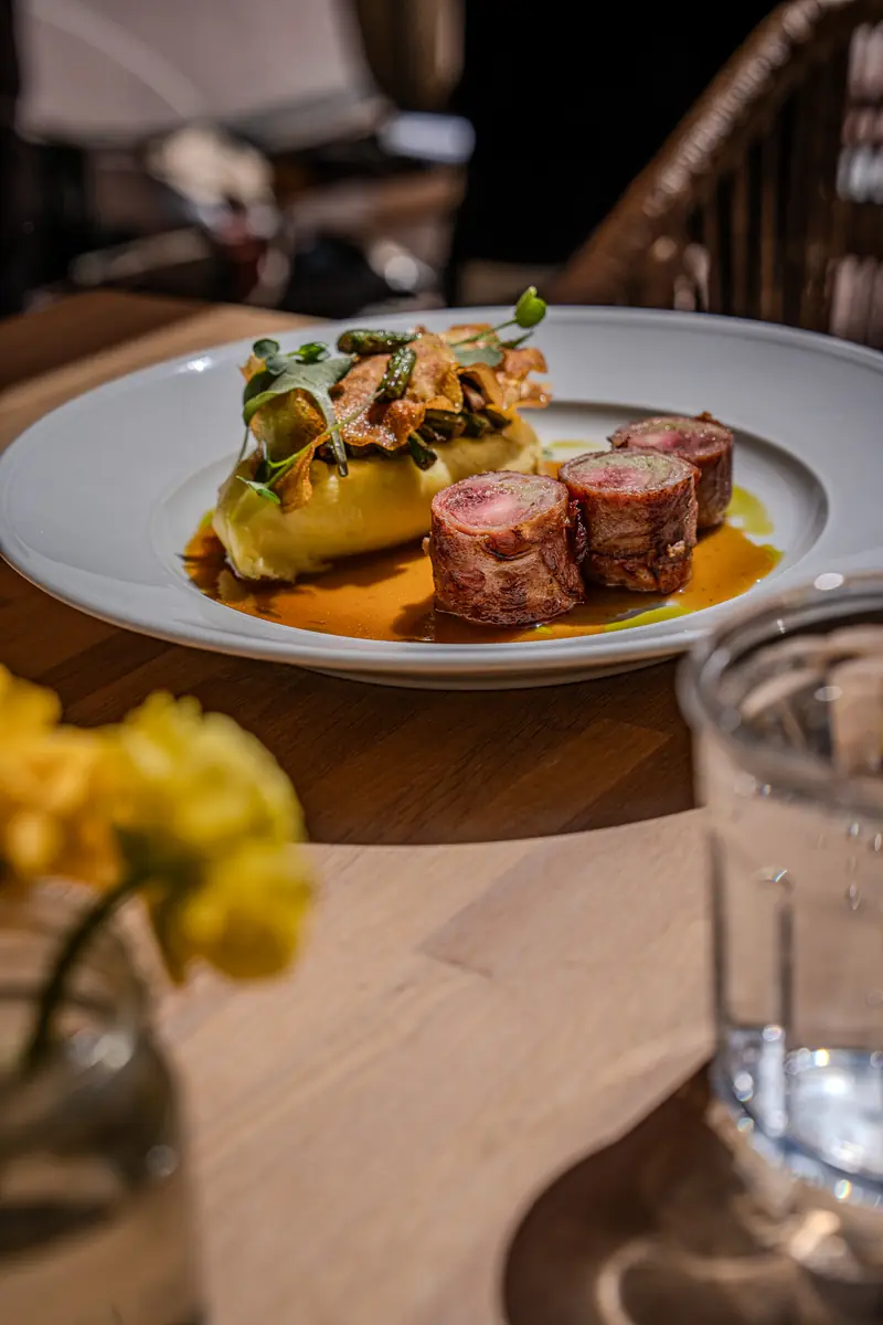 Porchetta-szeletek burgonyapürével és ropogós zöldséggel