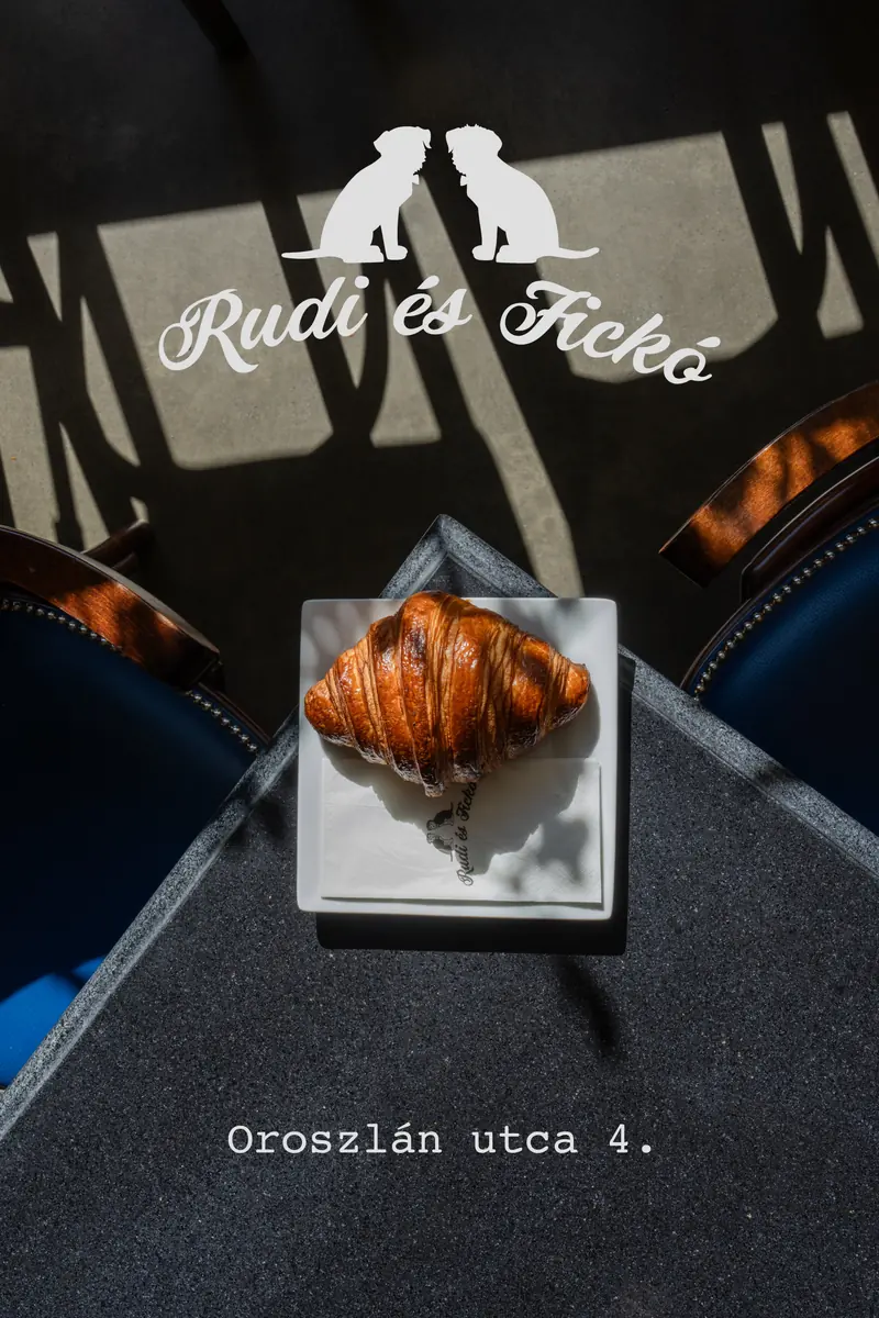 Frissen sült croissant tányéron, a Rudi és Fickó logójával, Oroszlán utca 4.